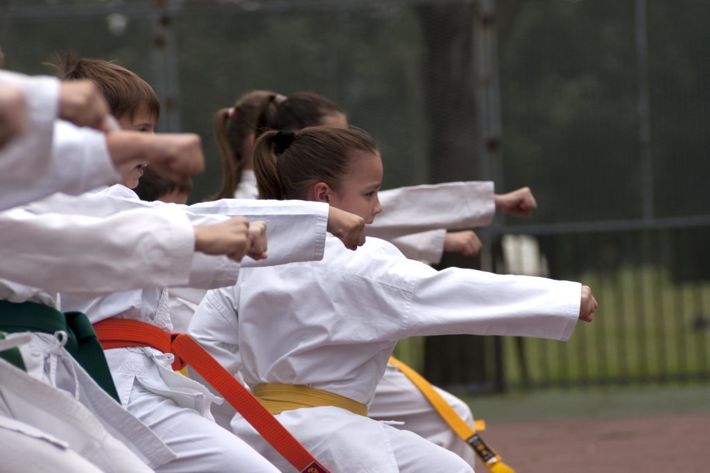 Unos niños haciendo Karate ( Como mejorar la motivación de tus alumnos)
