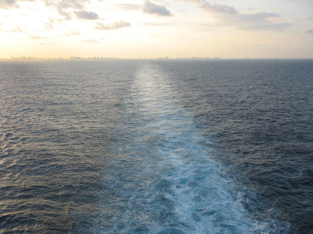 Atardecer con estela de un barco sobre el mar (Meditación Mindfulness)